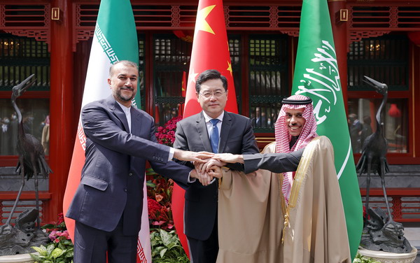 在中国外交部长见证下，沙特外交大臣和伊朗外交部长签署联合声明